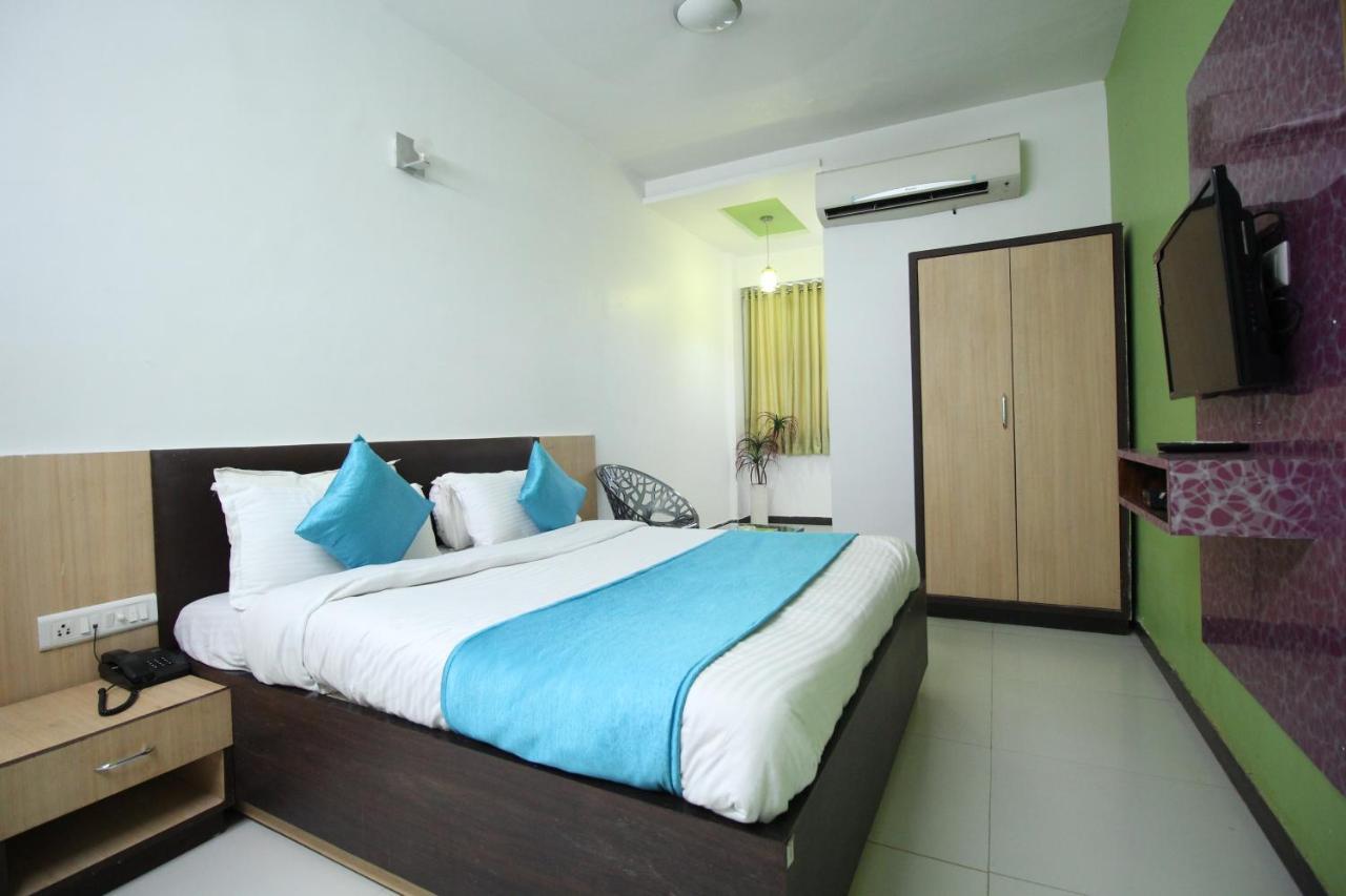 Hotel Hillton Gandhinagar Bagian luar foto