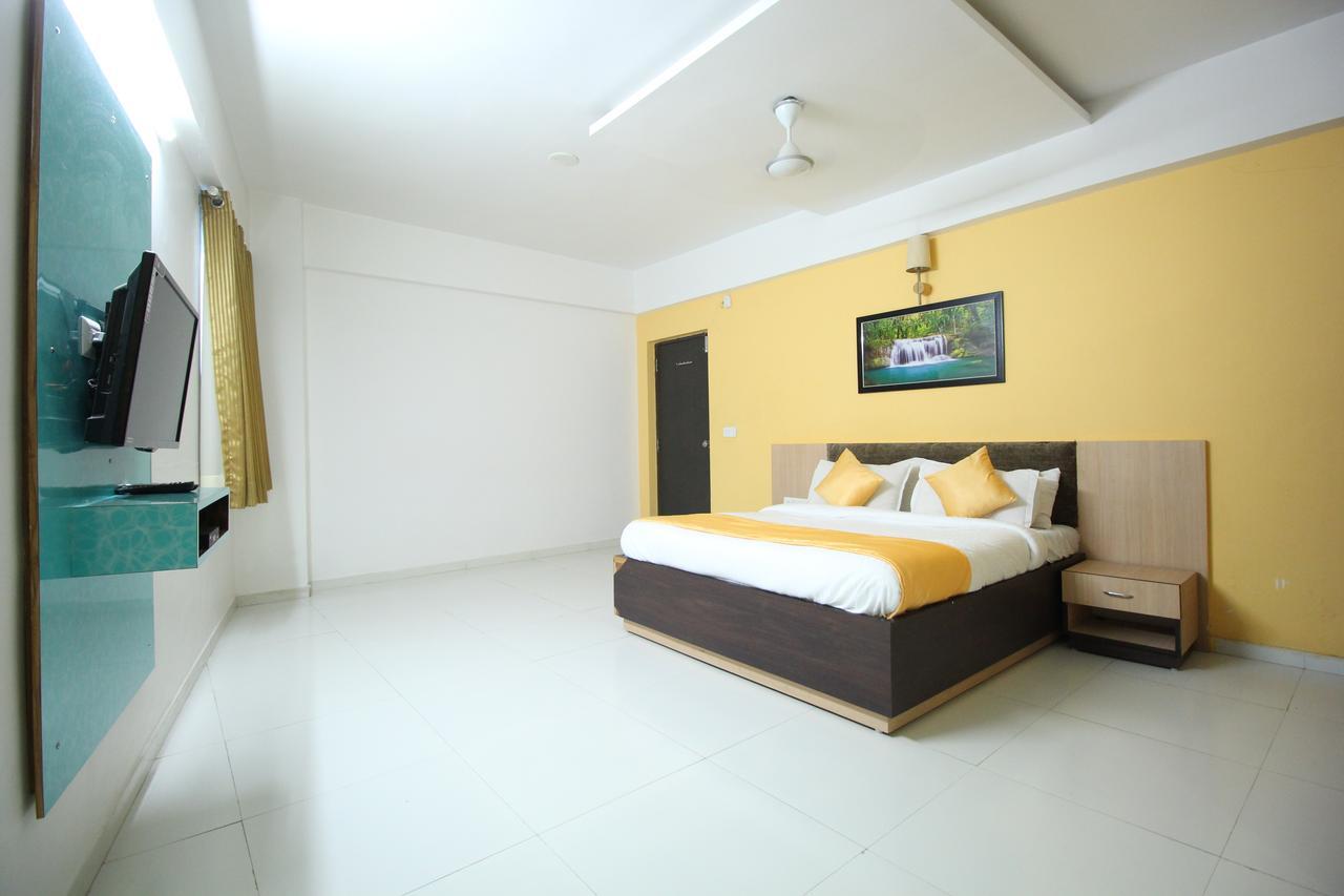 Hotel Hillton Gandhinagar Bagian luar foto