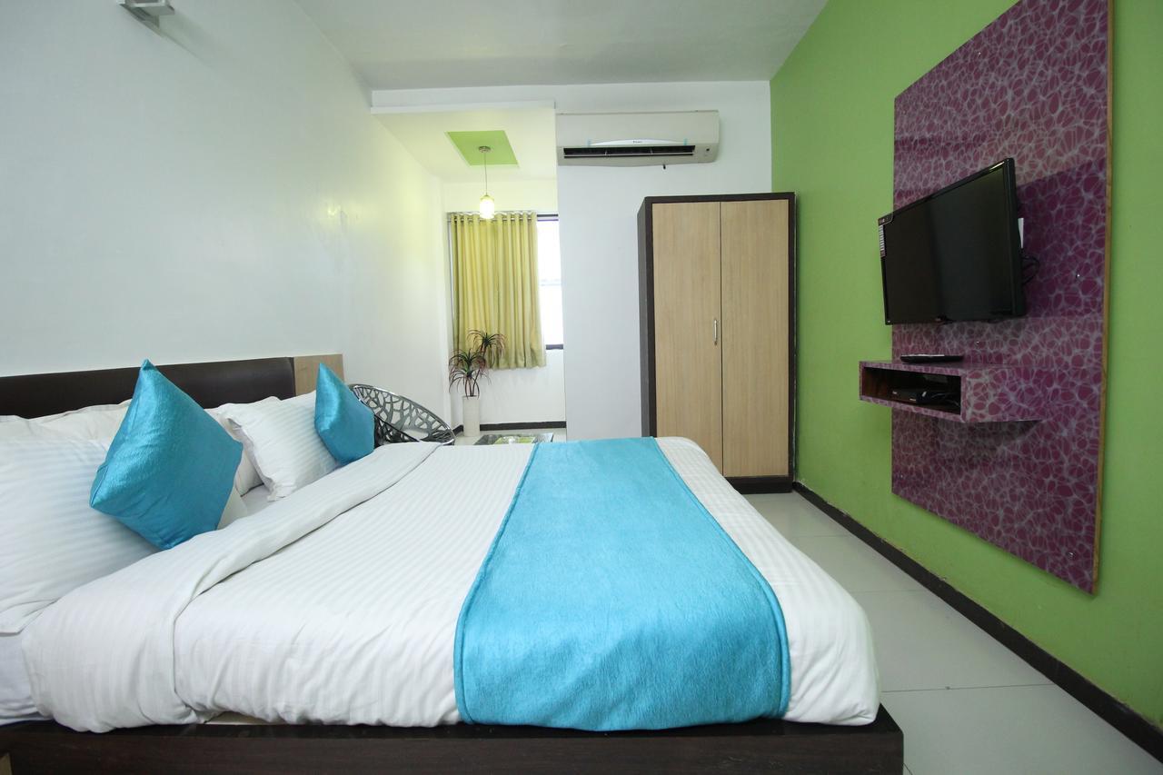 Hotel Hillton Gandhinagar Bagian luar foto