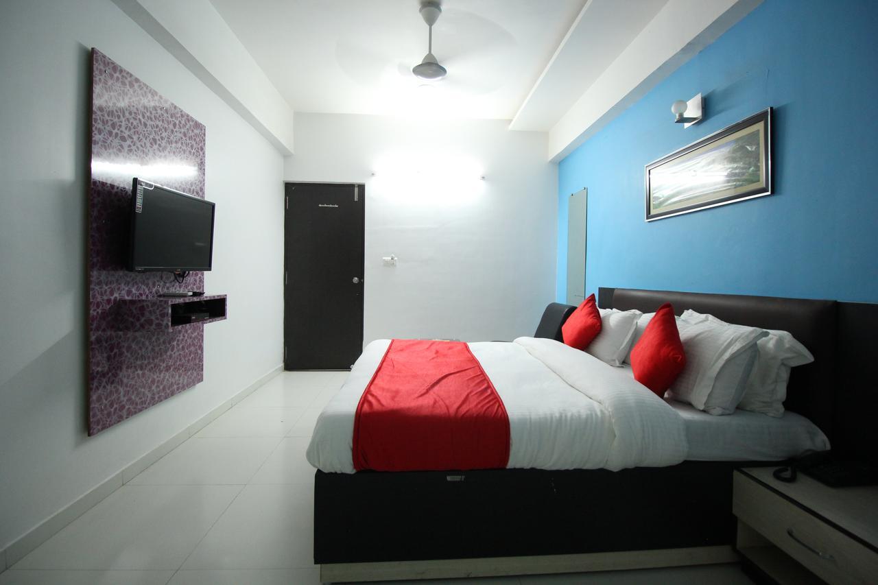 Hotel Hillton Gandhinagar Bagian luar foto