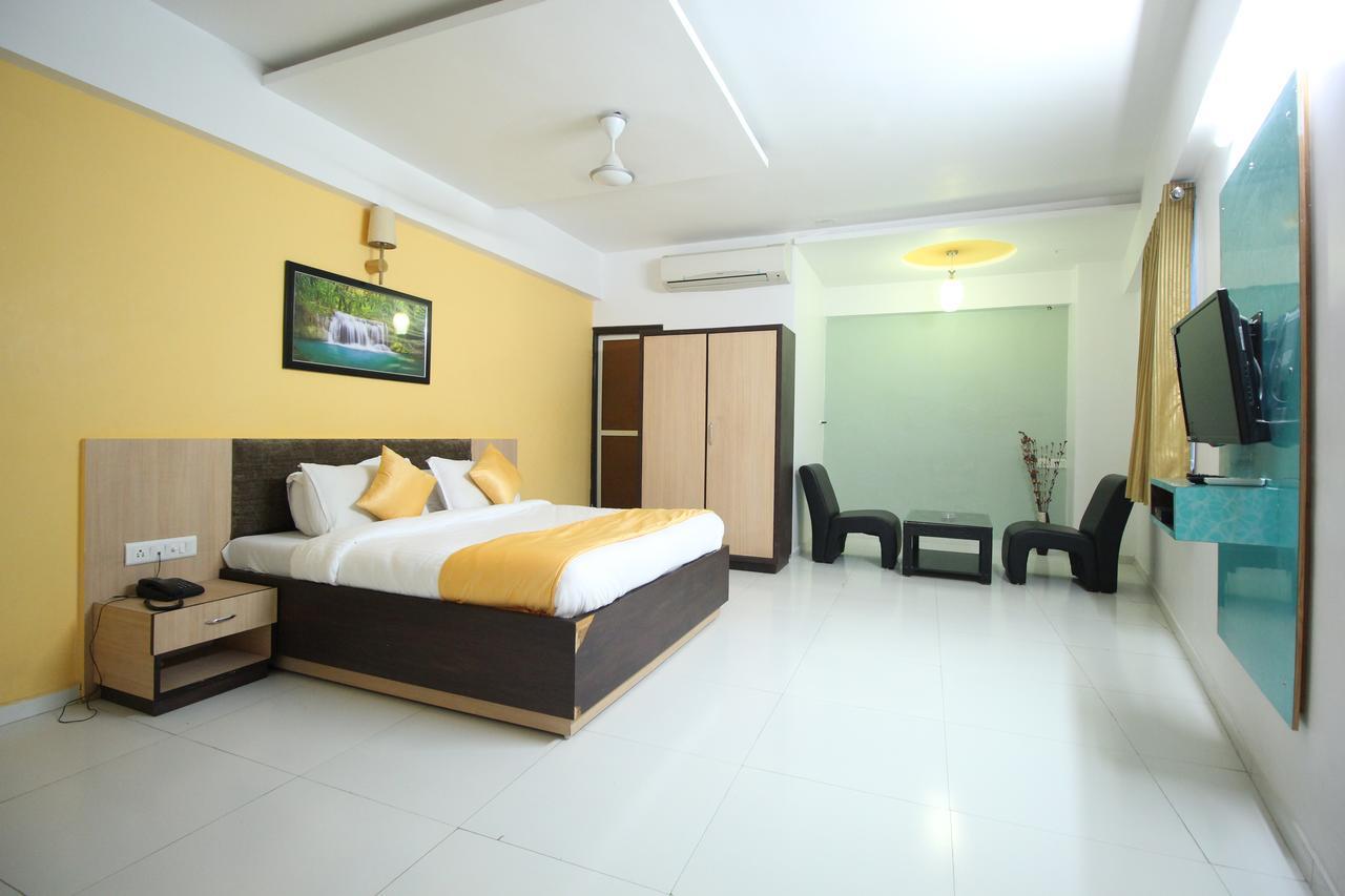 Hotel Hillton Gandhinagar Bagian luar foto