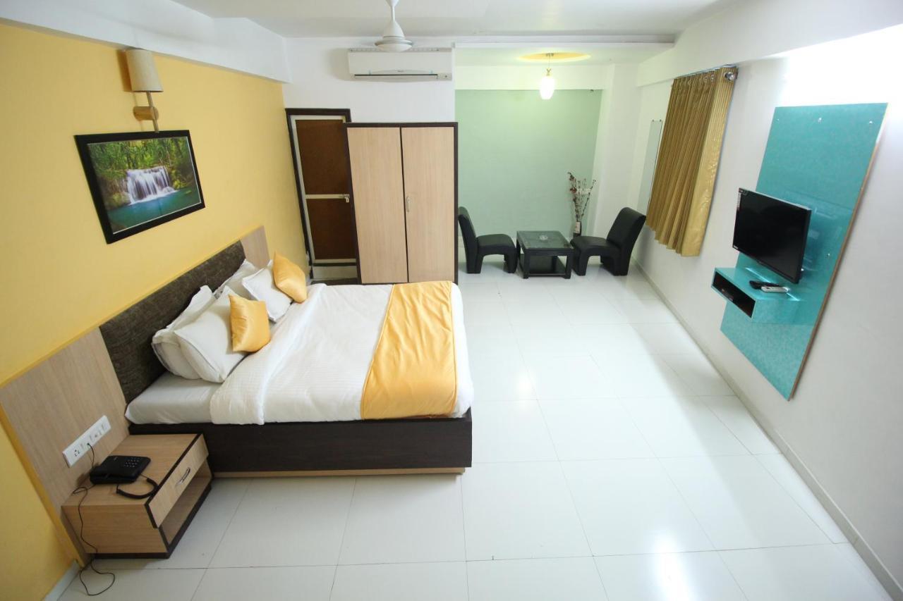 Hotel Hillton Gandhinagar Bagian luar foto