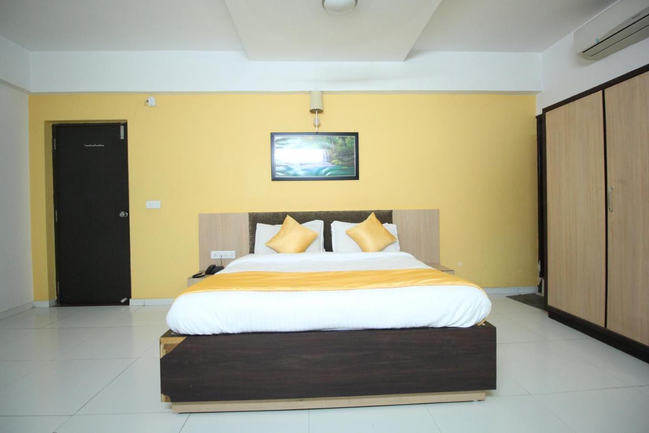Hotel Hillton Gandhinagar Bagian luar foto