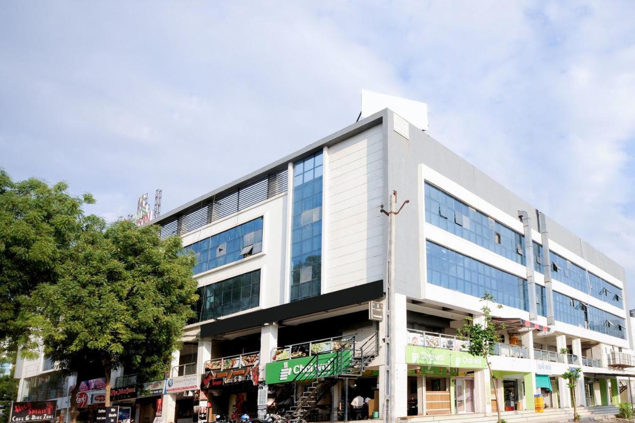 Hotel Hillton Gandhinagar Bagian luar foto
