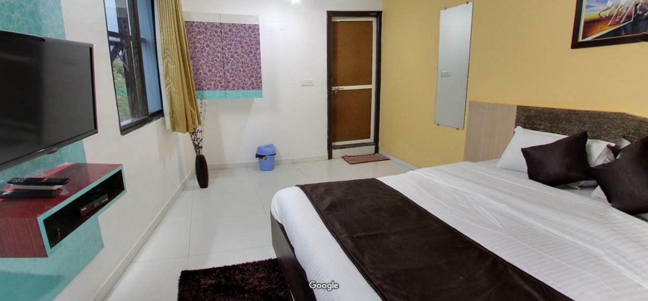 Hotel Hillton Gandhinagar Bagian luar foto