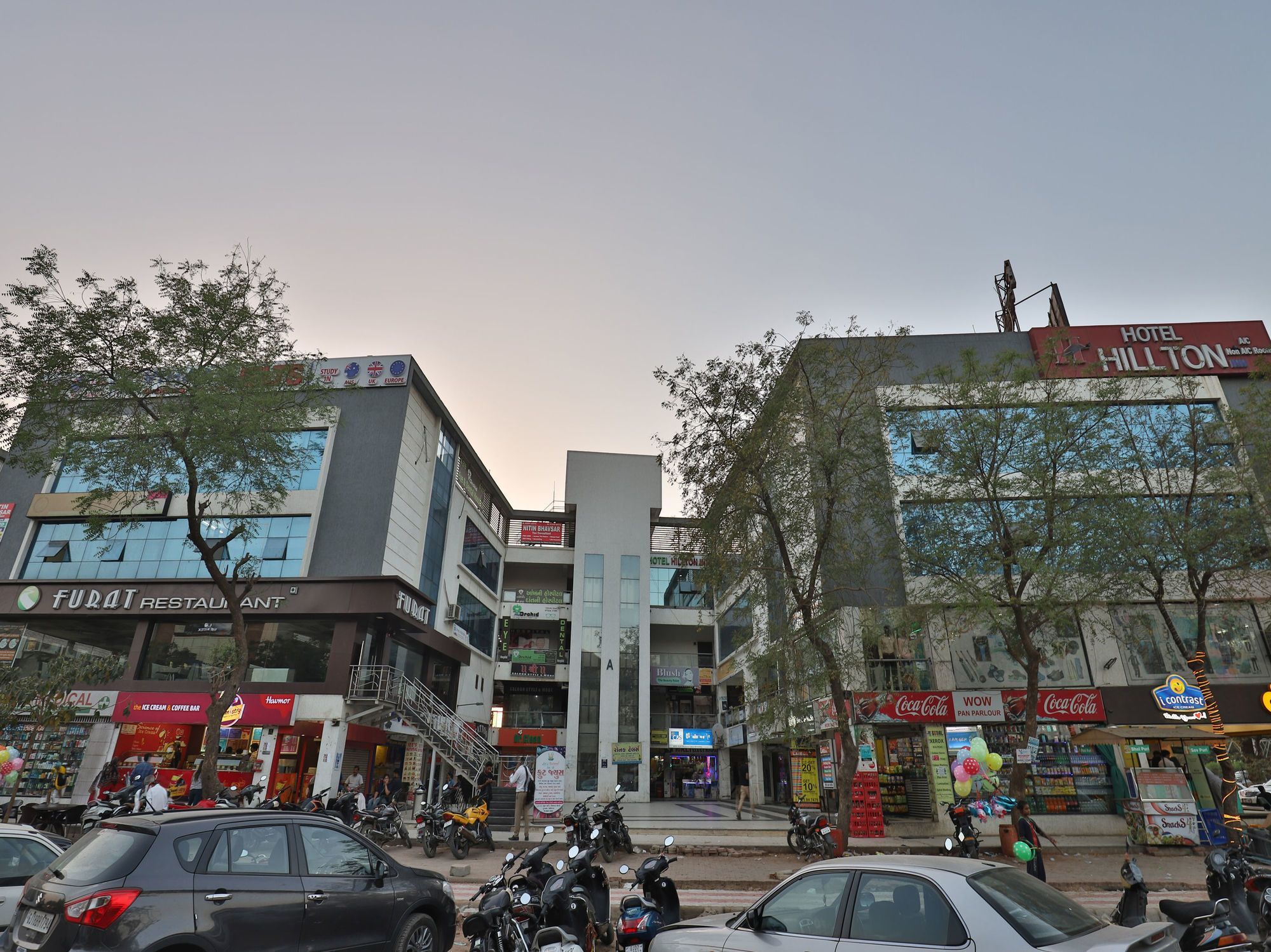 Hotel Hillton Gandhinagar Bagian luar foto