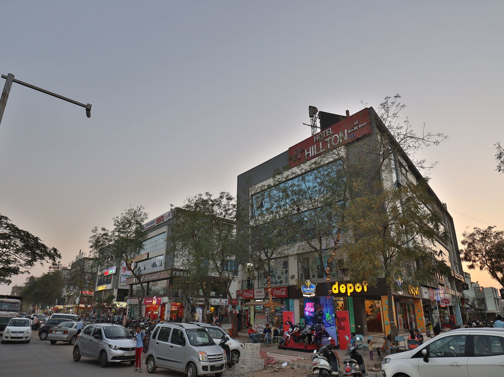 Hotel Hillton Gandhinagar Bagian luar foto